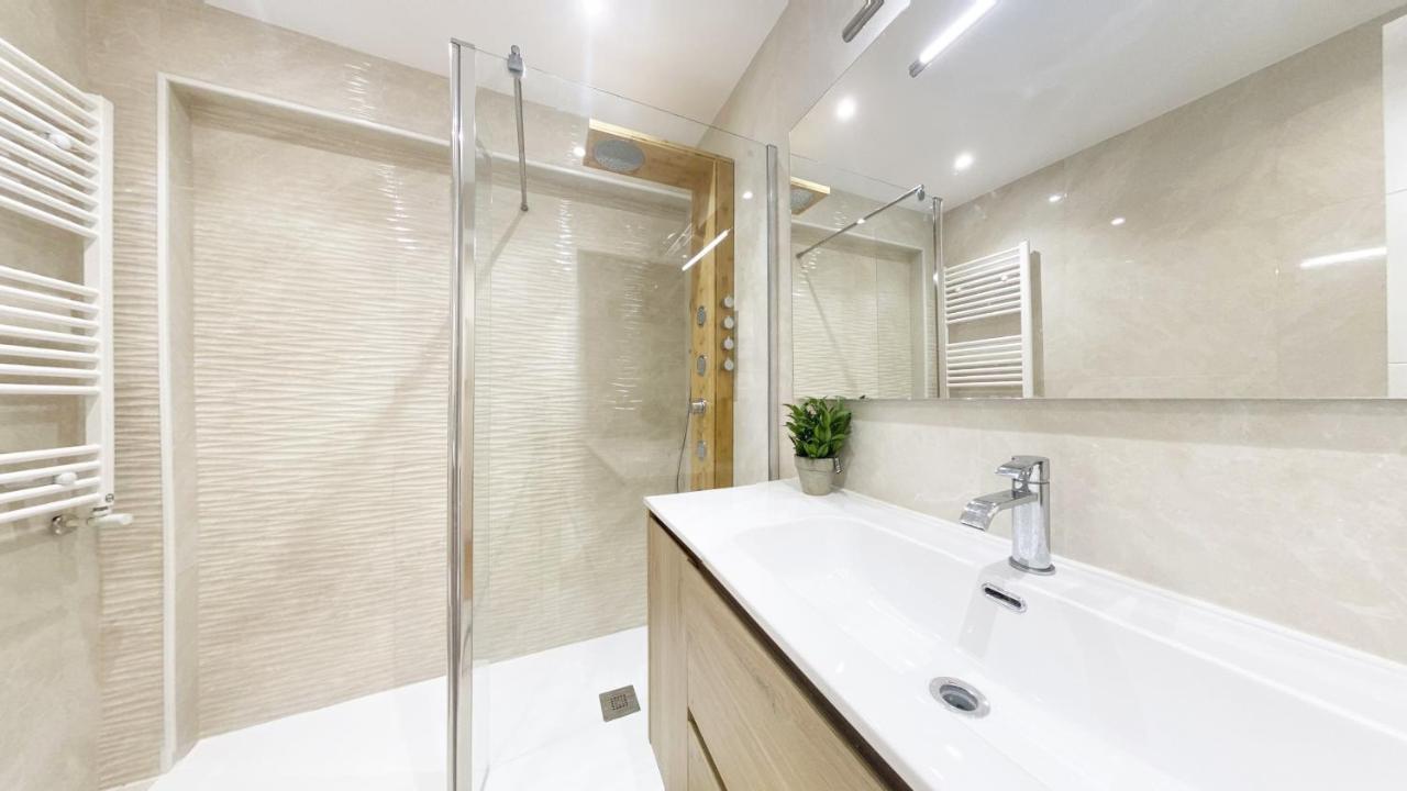 Miramar Luxurious Flat, 3 Double Rooms, Free Parking, Terrace, Completely New サン・セバスティアン エクステリア 写真